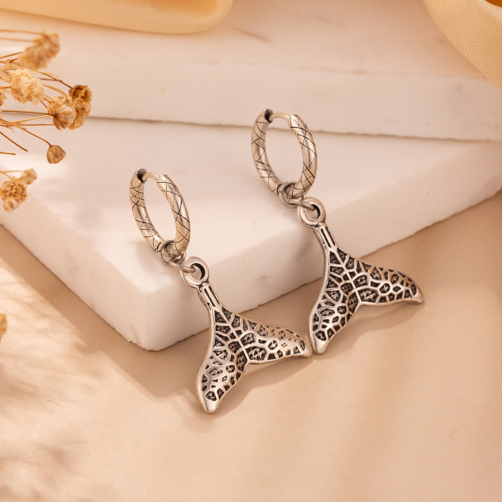 LOFTILY精致圆环鱼尾耳坠长款复古气质鱼尾耳环网红ins风耳饰_主图-1 Vintage Whale Tail Drop Earrings | Retro Textured Stainless Steel Jewelry - Image 1