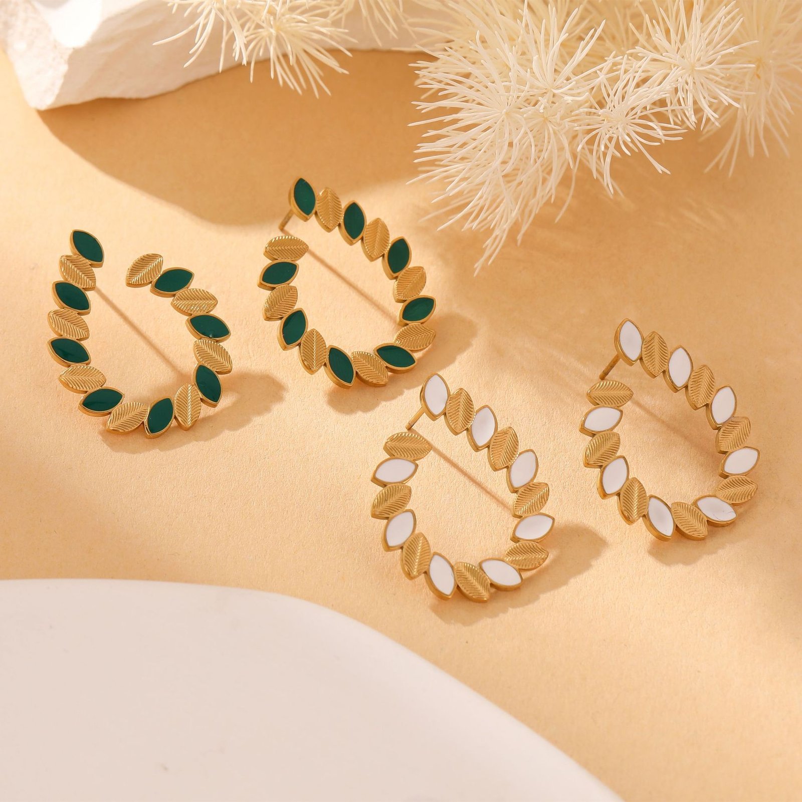 厂家直供时尚不锈钢耳环简约精致叶子钛钢耳饰欧美直播热销饰品_主图-1 Minimalist Leaf Stainless Steel Earrings for Women | Delicate Stainless Steel Jewelry - Image 1