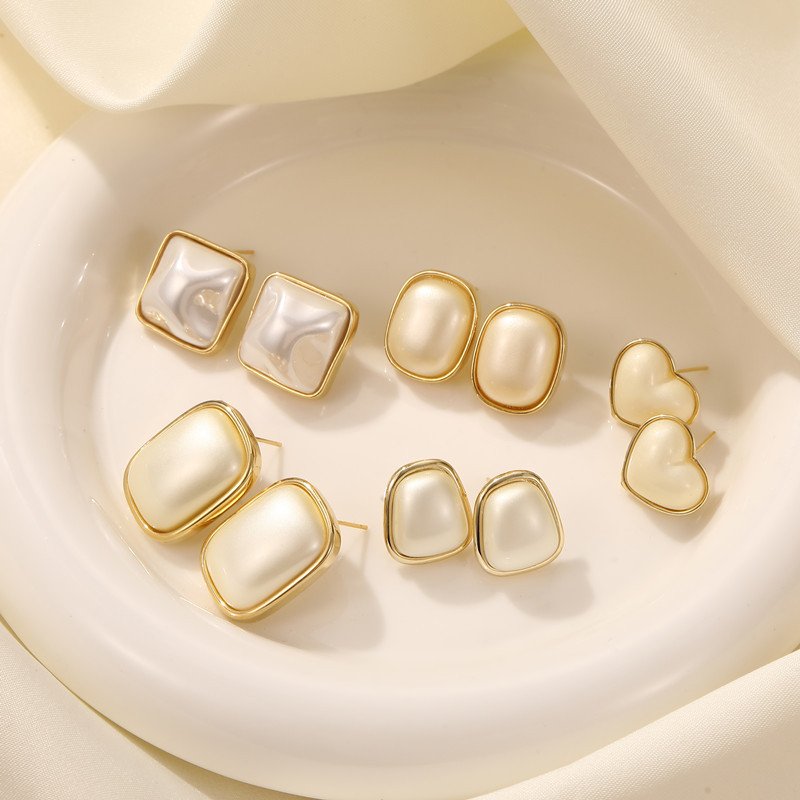 小红书直播热销高级感方形珍珠耳环法式时尚气质银针圆形耳钉批发_主图-2 French Style Faux Pearl Stud Earrings for Women | Elegant Copper Jewelry - Image 1