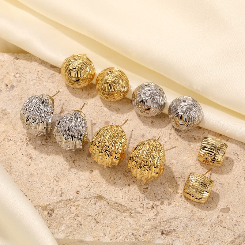 新款欧美夸张气质圆球异形状耳环时尚个性拉丝方形耳饰女厂家直供_主图-2 Textured Metal Ball Stud Earrings for Women | Niche Stainless Steel Jewelry - Image 1