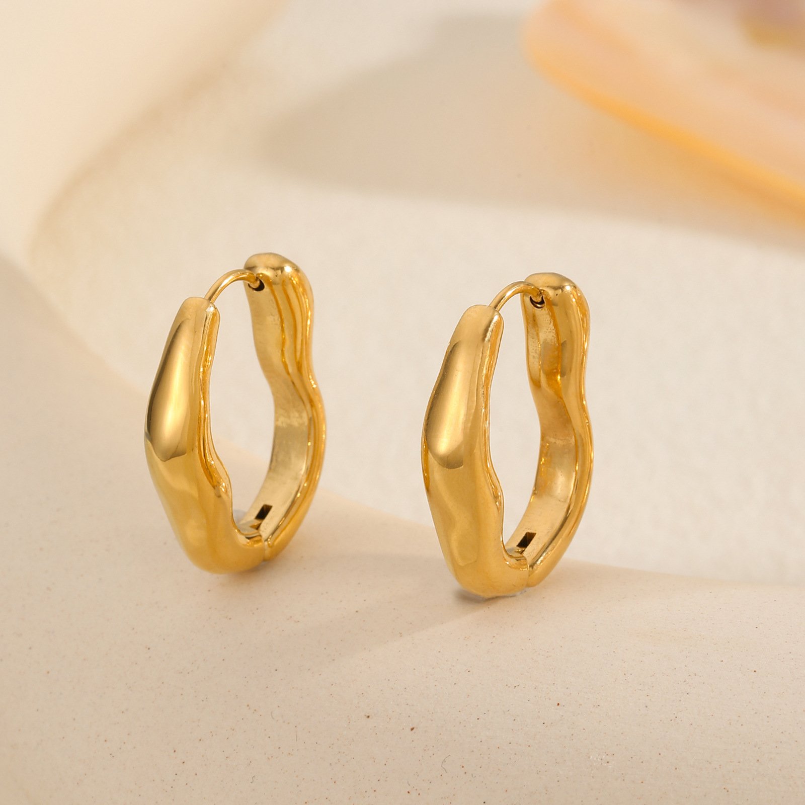 欧美小众diy轻奢不规则耳环夸张ins风耳饰高级感钛钢耳坠定制批发_主图-1 Trendy Sculpted Wavy Huggie Hoops | Everyday Luxury - Image 1