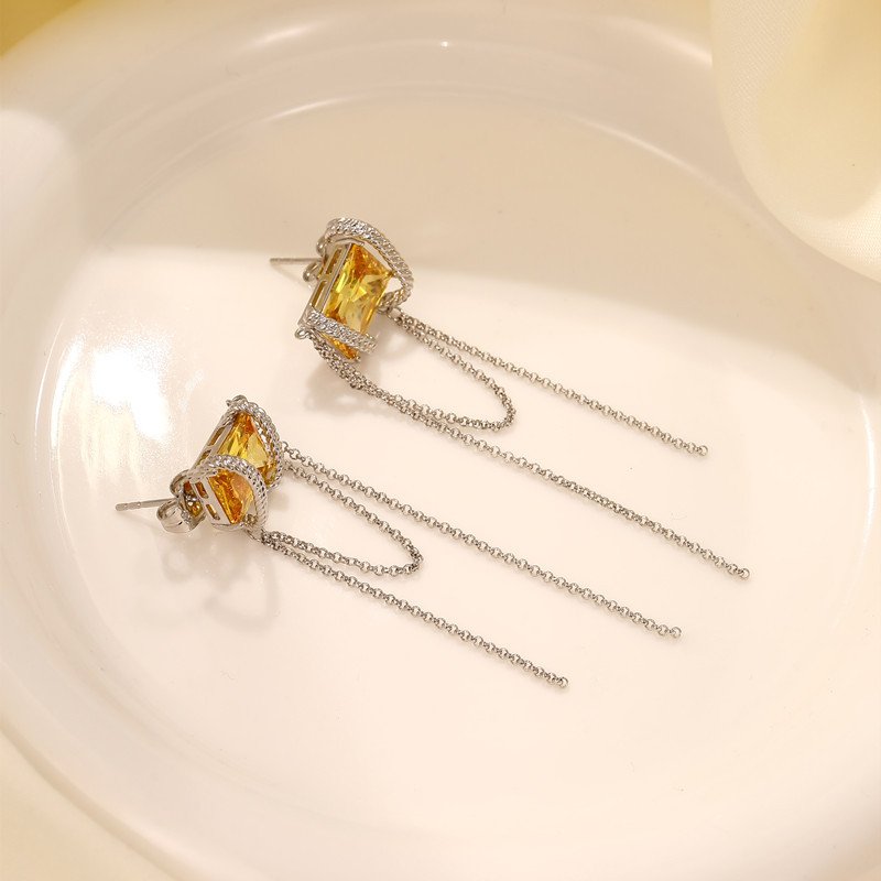 直播热销耳饰女式气质时尚锆石新款耳环流苏不锈钢简约通勤耳圈_主图-2 Crystal C-Hoop Earrings for Women | Minimalist Stainless Steel Commute Jewelry - Image 1